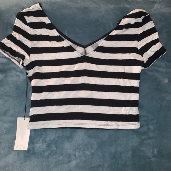 NEW, with tags, crop top - Picture 2 of 3